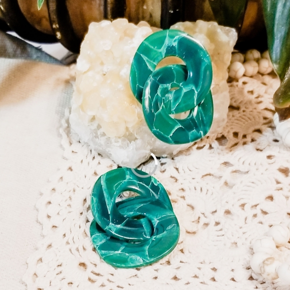 Emerald green links